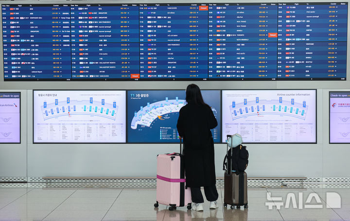 [인천공항=뉴시스] 권창회 기자 = 1일 인천국제공항 제1여객터미널에서 여행객들이 출국안내판을 보고 있다. 중동 전쟁으로 국제유가가 치솟으면서 이번 달 발권하는 항공권에 부과되는 유류할증료가 지난 달과 비교해 일제히 최대 3배 이상 뛰어올랐다. 전쟁이 장기화하면서 유가가 고공행진하고 있어 유류할증료는 다음 달 이후 더욱 높아질 것으로 전망된다. 2026.04.01. kch0523@newsis.com