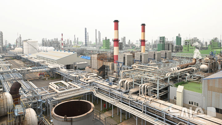 [여수=뉴시스] 이영주 기자 =중동발 나프타 대란이 이어지고 있는 가운데 1일 오후 전남 여수시 여수국가산단 내 여천NCC에서 나프타 가공 설비들이 가동되고 있다. 2026.04.01. leeyj2578@newsis.com