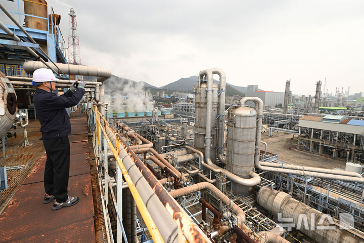 [여수=뉴시스] 이영주 기자 =중동발 나프타 대란이 이어지고 있는 가운데 1일 오후 전남 여수시 여수국가산단 내 여천NCC에서 나프타 가공 설비들이 가동되고 있다. 2026.04.01. leeyj2578@newsis.com
