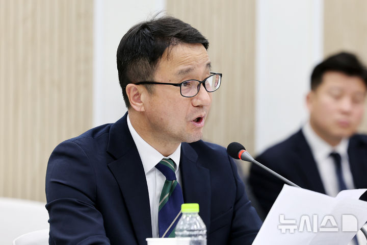 [여수=뉴시스] 이영주 기자 = 한병도 더불어민주당 원내대표가 지난 1일 오후 전남 여수혁신지원센터에서 열린 더불어민주당 중동전쟁 경제대응 특별위원회의 간담회에 참여해 모두발언하고 있다. 2026.04.01. leeyj2578@newsis.com