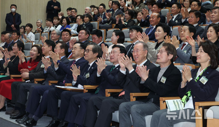 [서울=뉴시스] 조수정 기자 = 정근식(오른쪽 네번째) 서울시교육감이 1일 오후 서울 용산구 서울시교육청 신청사에서 열린 개청식에서 박수치고 있다. 오른쪽부터 강경숙 국회 교육위원회 위원, 조희연 전 서울시교육감, 반기문 전 유엔사무총장, 정 교육감, 문진영 대통령실 사회수석비서관, 차정인 국가교육위원장, 권영세 국민의힘 의원, 김영호 국회 교육위원장. 2026.04.01. chocrystal@newsis.com