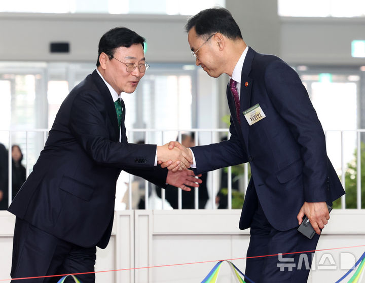 [서울=뉴시스] 조수정 기자 = 정근식 서울시교육감이 4월 1일 오후 서울 용산구 서울시교육청 신청사에서 열린 개청식에서 차정인(오른쪽) 국가교육위원장과 인사나누고 있다. 2026.04.01. chocrystal@newsis.com