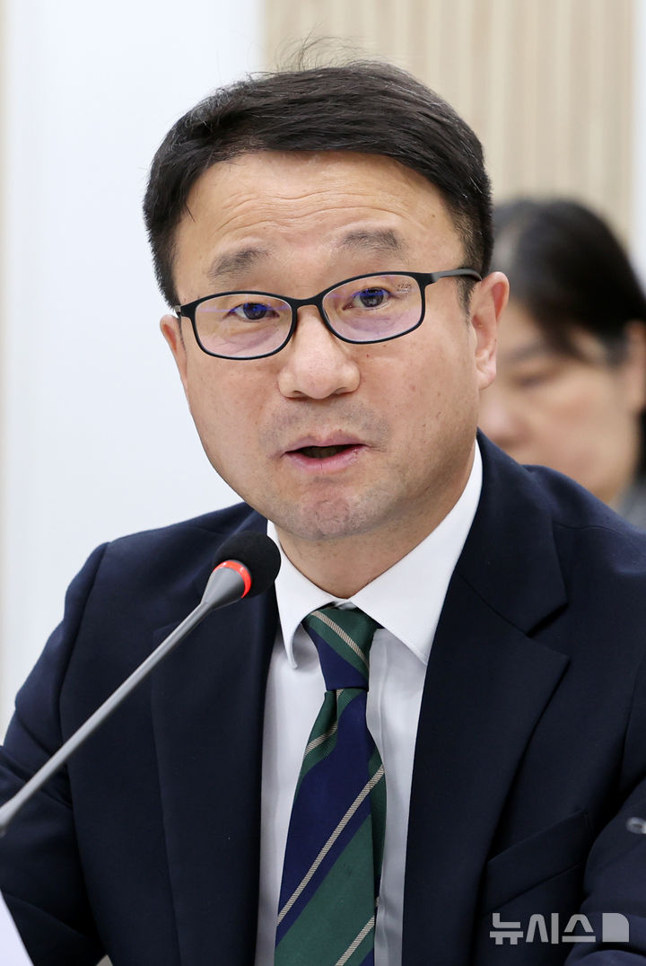 [여수=뉴시스] 이영주 기자 = 한병도 더불어민주당 원내대표가 1일 오후 전남 여수혁신지원센터에서 열린 더불어민주당 중동전쟁 경제대응 특별위원회의 간담회에 참여해 모두발언하고 있다. 2026.04.01. leeyj2578@newsis.com