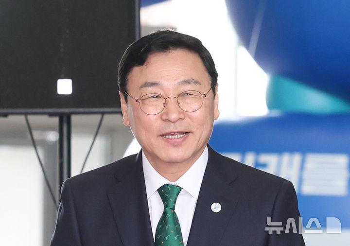 [서울=뉴시스] 조수정 기자 = 정근식 서울시교육감이 1일 오후 서울 용산구 서울시교육청 신청사에서 열린 개청식에 참석하고 있다. 2026.04.01. chocrystal@newsis.com