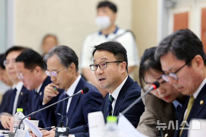 [여수=뉴시스] 이영주 기자 = 한병도 더불어민주당 원내대표가 1일 오후 전남 여수혁신지원센터에서 열린 더불어민주당 중동전쟁 경제대응 특별위원회의 간담회에 참여해 모두발언하고 있다. 2026.04.01. leeyj2578@newsis.com