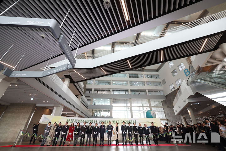 [서울=뉴시스] 조수정 기자 = 정근식 서울시교육감이 1일 오후 서울 용산구 서울시교육청 신청사에서 열린 개청식에서 참석 내빈들과 테이프커팅을 하고 있다. 2026.04.01. chocrystal@newsis.com