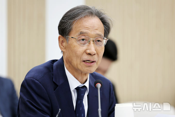 [여수=뉴시스] 이영주 기자 = 유동수 더불어민주당 중동전쟁 경제대응 특별위원회 위원이 1일 오후 전남 여수혁신지원센터에서 열린 더불어민주당 중동전쟁 경제대응 특별위원회의 간담회에 참여해 발언하고 있다. 2026.04.01. leeyj2578@newsis.com