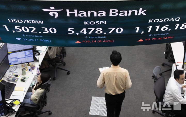[서울=뉴시스] 김근수 기자 = 코스피는 전 거래일(5052.46)보다 426.24포인트(8.44%) 오른 5478.70에 마감한 지난 1일 서울 중구 하나은행 본점 모니터에 지수가 나오고 있다. 코스닥 지수는 전 거래일(1052.39)보다 63.79포인트(6.06%) 상승한 1116.18에 거래를 마쳤다. 외환시장에서 원·달러 환율은 전 거래일(1530.1원)보다 28.8원 내린 1501.3원에 주간 거래를 마감했다. 2026.04.01. ks@newsis.com