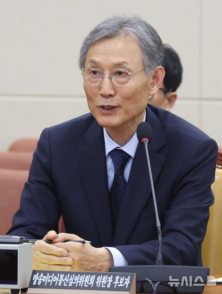 [서울=뉴시스] 조성봉 기자 = 고광헌 방송미디어통신심의위원회 위원장 후보자가 1일 오후 서울 여의도 국회에서 열린 인사청문회에서 의원 질의에 답변을 하고 있다. 2026.04.01. suncho21@newsis.com