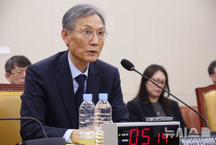 [서울=뉴시스] 조성봉 기자 = 고광헌 방송미디어통신심의위원회 위원장 후보자가 1일 오후 서울 여의도 국회에서 열린 인사청문회에서 의원 질의에 답변을 하고 있다. 2026.04.01. suncho21@newsis.com