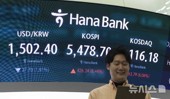 [서울=뉴시스] 김근수 기자 = 코스피는 전 거래일(5052.46)보다 426.24포인트(8.44%) 오른 5478.70에 마감한 1일 서울 중구 하나은행 본점 모니터에 지수가 나오고 있다. 2026.04.01. ks@newsis.com