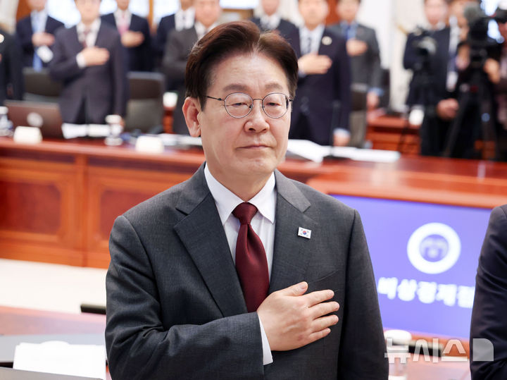 [서울=뉴시스] 최동준 기자 = 이재명 대통령이 1일 청와대에서 열린 비상경제점검회의에서 국민의례를 하고 있다. (청와대통신사진기자단) 2026.04.01. photocdj@newsis.com