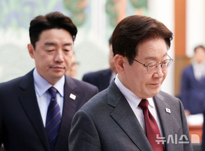 [서울=뉴시스] 최동준 기자 = 이재명 대통령이 1일 청와대에서 열린 비상경제점검회의에 입장하고 있다. (청와대통신사진기자단) 2026.04.01. photocdj@newsis.com