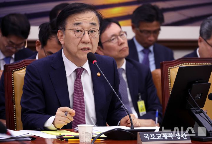 [서울=뉴시스] 조성봉 기자 = 김윤덕 국토교통부 장관이 1일 오후 서울 여의도 국회에서 열린 국토교통위원회 전체회의에서 의원 질의에 답변하고 있다. 2026.04.01. suncho21@newsis.com