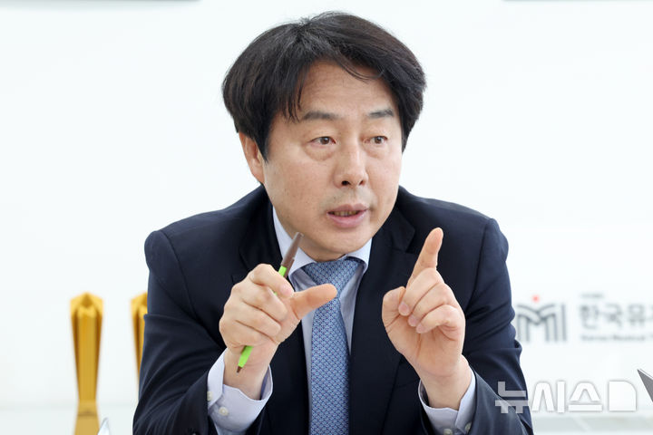 [서울=뉴시스] 박진희 기자 = 이종규 한국뮤지컬협회 이사장이 지난 1일 서울 종로구 한국뮤지컬협회 사무실에서 인터뷰 하고 있다. 2026.04.03. pak7130@newsis.com