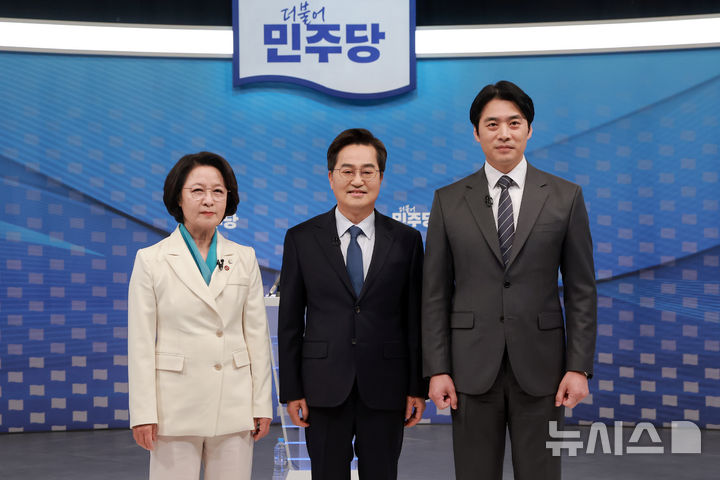 [서울=뉴시스] 국회사진기자단= 더불어민주당 추미애(왼쪽부터)·김동연·한준호 경기도지사 경선후보가 1일 서울 양천구 SBS 목동 스튜디오에서 열린 더불어민주당 경기도지사 후보자 2차 TV 합동토론회에 참석해 기념 촬영하고 있다.2026.04.01. photo@newsis.com