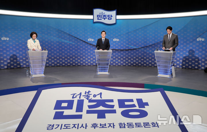 [서울=뉴시스] 국회사진기자단= 더불어민주당 추미애(왼쪽부터)·김동연·한준호 경기도지사 경선후보가 1일 서울 양천구 SBS 목동 스튜디오에서 열린 더불어민주당 경기도지사 후보자 2차 TV 합동토론회에 참석해 토론준비를 하고 있다.2026.04.01. photo@newsis.com