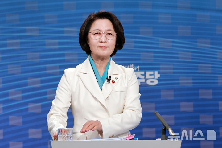 [서울=뉴시스] 국회사진기자단= 추미애 더불어민주당 경기도지사 경선후보가 1일 서울 양천구 SBS 목동 스튜디오에서 열린 더불어민주당 경기도지사 후보자 2차 TV 합동토론회에 참석해 토론 준비를 하고 있다.2026.04.01. photo@newsis.com