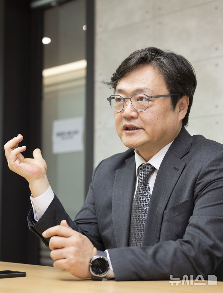 [서울=뉴시스] 김근수 기자 = 백종우 한국자살예방협회장이 1일 서울 중구 뉴시스 본사에서 인터뷰를 하고 있다. 2026.04.01. ks@newsis.com