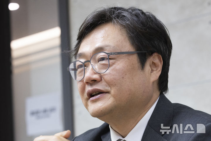 [서울=뉴시스] 김근수 기자 = 백종우 한국자살예방협회장이 1일 서울 중구 뉴시스 본사에서 인터뷰를 하고 있다. 2026.04.01. ks@newsis.com