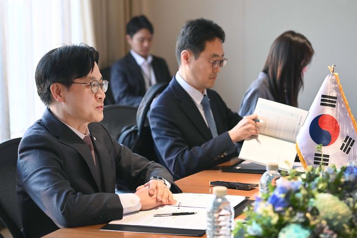 [서울=뉴시스] 김정관 산업통상부 장관이 1일 오후 서울 중구 신라호텔에서 아이를랑가 하르타르토(Airlangga Hartarto) 인도네시아 경제조정부 장관과 면담하고 있다. (사진=산업통상부 제공) 2026.04.01. photo@newsis.com *재판매 및 DB 금지