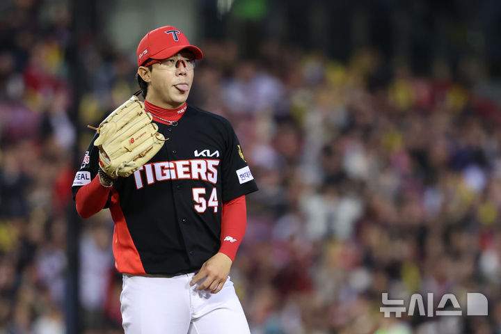 [서울=뉴시스] 조성우 기자 = 1일 오후 서울 송파구 잠실야구장에서 열린 2026 KBO리그 KIA 타이거즈와 LG 트윈스의 경기, KIA 선발투수 양현종이 LG 1회말 공격 1사 주자 만루서 오지환에의 타점을 허용하며 추가 실점한 뒤 아쉬워하고 있다. 2026.04.01. xconfind@newsis.com