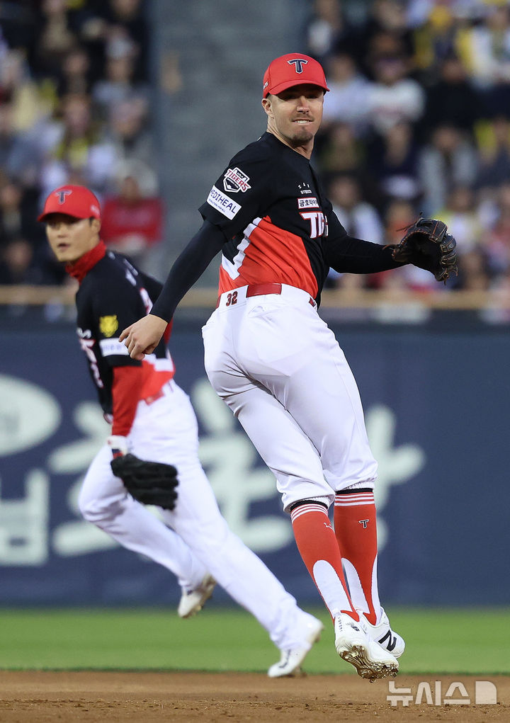 [서울=뉴시스] 조성우 기자 = 1일 오후 서울 송파구 잠실야구장에서 열린 2026 KBO리그 KIA 타이거즈와 LG 트윈스의 경기, KIA 유격수 데일이 LG 1회말 공격 1사 주자 만루서 오지환의 땅볼 타구를 잡아 1루 주자 문성주를 포스아웃 시킨 뒤 1루로 던지고 있다. 2026.04.01. xconfind@newsis.com