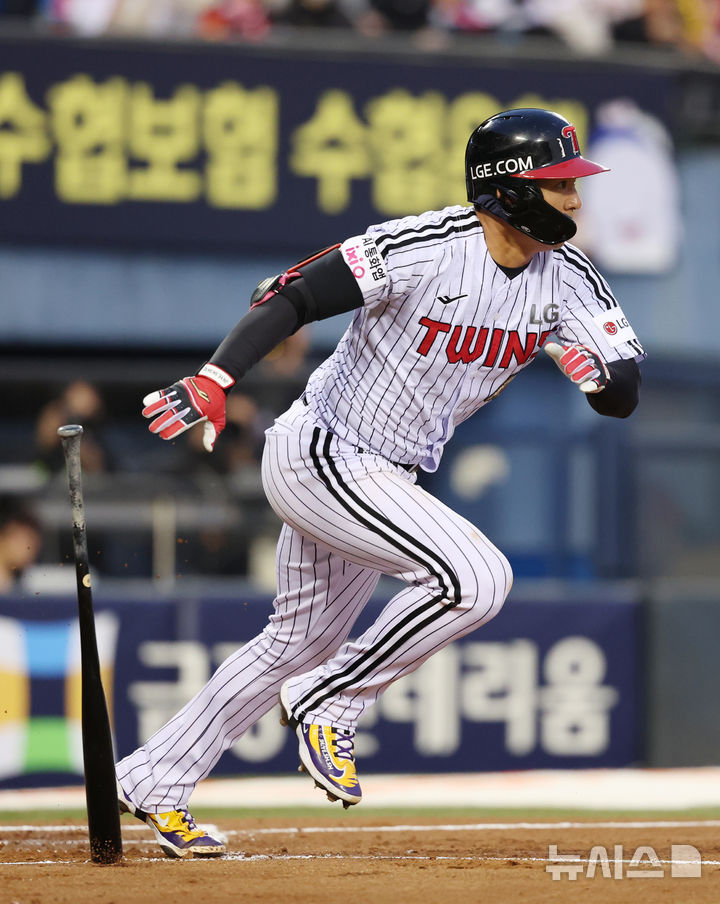 [서울=뉴시스] 조성우 기자 = 1일 오후 서울 송파구 잠실야구장에서 열린 2026 KBO리그 KIA 타이거즈와 LG 트윈스의 경기, LG 1회말 공격 1사 주자 만루서 오지환이 내야 땅볼을 때리며 출루하고 있다. 2026.04.01. xconfind@newsis.com