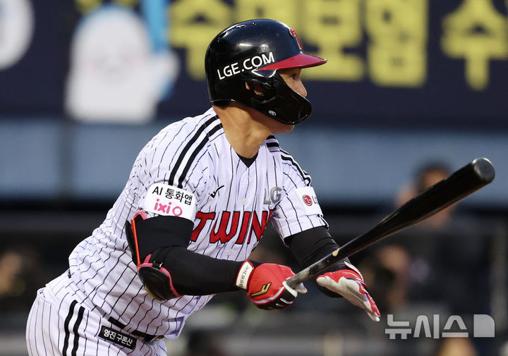 [서울=뉴시스] 조성우 기자 = 1일 오후 서울 송파구 잠실야구장에서 열린 2026 KBO리그 KIA 타이거즈와 LG 트윈스의 경기, LG 1회말 공격 1사 주자 만루서 오지환이 내야 땅볼을 때리며 출루하고 있다. 2026.04.01. xconfind@newsis.com