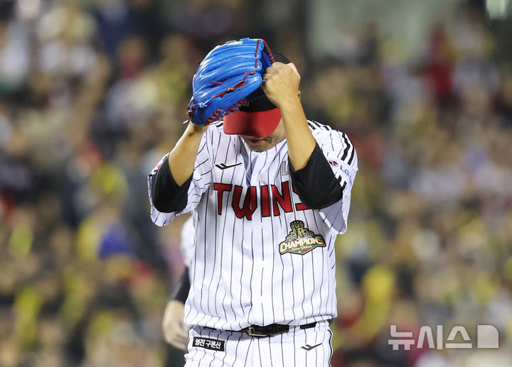 [서울=뉴시스] 조성우 기자 = 1일 오후 서울 송파구 잠실야구장에서 열린 2026 KBO리그 KIA 타이거즈와 LG 트윈스의 경기, LG 선발투수 송승기가 KIA 4회초 공격 1사 주자 1루서 김선빈을 병살 처리한 뒤 기뻐하고 있다. 2026.04.01. xconfind@newsis.com