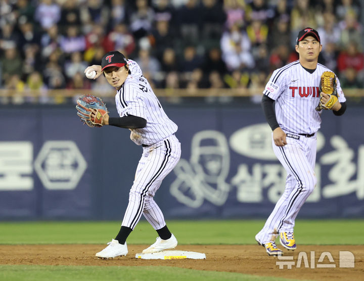[서울=뉴시스] 조성우 기자 = 1일 오후 서울 송파구 잠실야구장에서 열린 2026 KBO리그 KIA 타이거즈와 LG 트윈스의 경기, LG 2루수 신민재가 KIA 4회초 공격 1사 주자 1루서 김선빈의 타구를 이어받아 병살처리하고 있다. 2026.04.01. xconfind@newsis.com