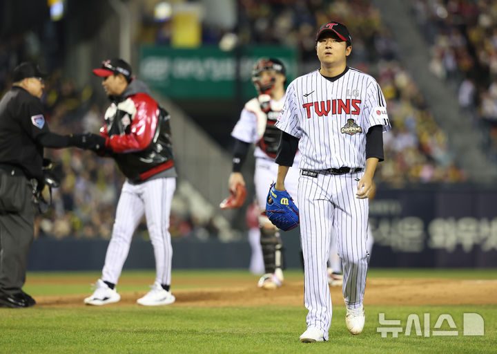 [서울=뉴시스] 조성우 기자 = 1일 오후 서울 송파구 잠실야구장에서 열린 2026 KBO리그 KIA 타이거즈와 LG 트윈스의 경기, LG 선발투수 송승기가 KIA 5회초 공격 1사 주자 1루 박민 타석 때 마운드를 내려오고 있다. 2026.04.01. xconfind@newsis.com