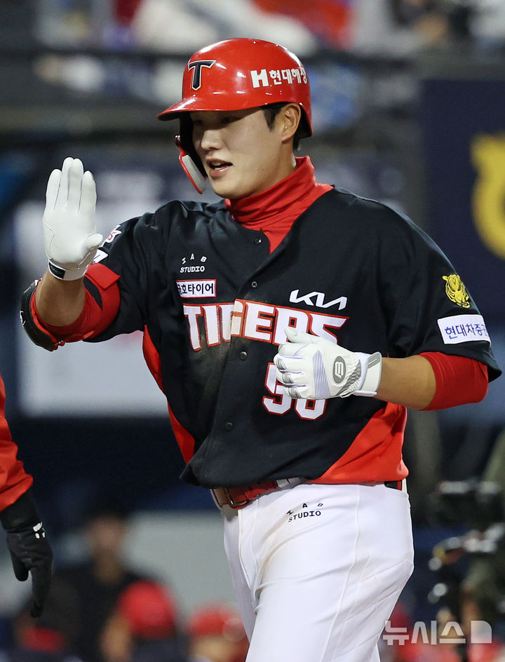 [서울=뉴시스] 조성우 기자 = 1일 오후 서울 송파구 잠실야구장에서 열린 2026 KBO리그 KIA 타이거즈와 LG 트윈스의 경기, KIA 5회초 공격 선두타자 오선우가 LG 선발투수 송승기를 상대로 솔로홈런을 때린 뒤 홈인하고 있다. 2026.04.01. xconfind@newsis.com
