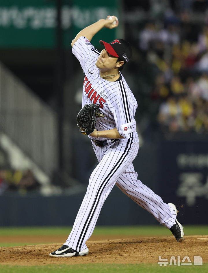 [서울=뉴시스] 조성우 기자 = 1일 오후 서울 송파구 잠실야구장에서 열린 2026 KBO리그 KIA 타이거즈와 LG 트윈스의 경기, LG 두 번째 투수 김진성이 5회 마운드에 올라 역투하고 있다. 2026.04.01. xconfind@newsis.com