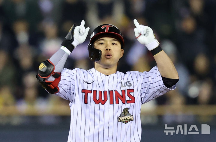 [서울=뉴시스] 조성우 기자 = 1일 오후 서울 송파구 잠실야구장에서 열린 2026 KBO리그 KIA 타이거즈와 LG 트윈스의 경기, LG 5회말 공격 1사 주자 1루서 문성주가 2루타를 때리며 출루한 뒤 세리머니를 하고 있다. 2026.04.01. xconfind@newsis.com