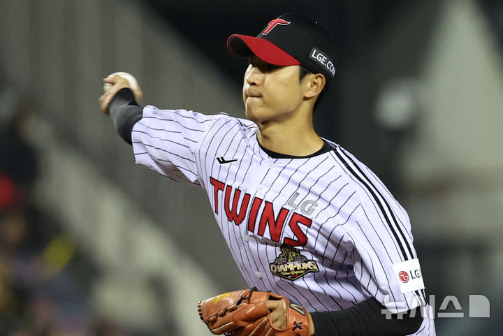 [서울=뉴시스] 조성우 기자 = 1일 오후 서울 송파구 잠실야구장에서 열린 2026 KBO리그 KIA 타이거즈와 LG 트윈스의 경기, LG 투수 우강훈이 KIA 8회초 공격 때 마운드에 올라 역투하고 있다. 2026.04.01. xconfind@newsis.com