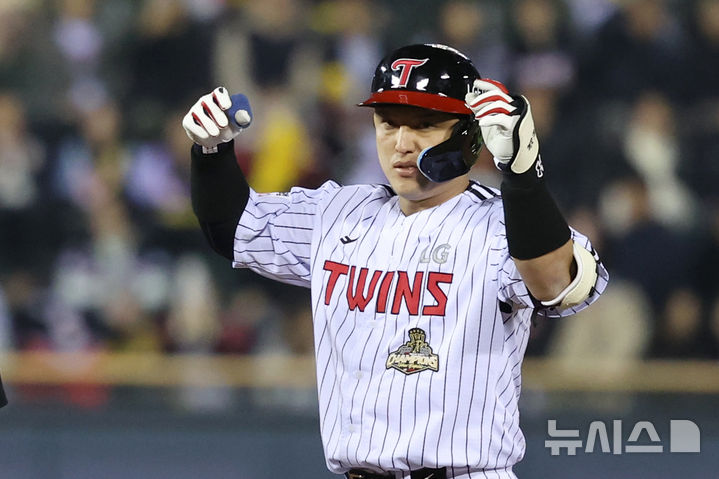 [서울=뉴시스] 조성우 기자 = 1일 오후 서울 송파구 잠실야구장에서 열린 2026 KBO리그 KIA 타이거즈와 LG 트윈스의 경기, LG 8회말 공격 2사 주자 2, 3루서 박동원이 2타점 적시2루타를 때린 뒤 세리머니를 하고 있다. 2026.04.01. xconfind@newsis.com