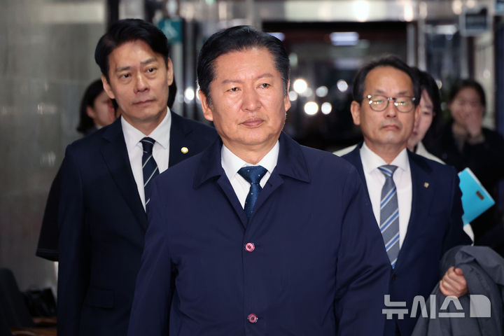 [서울=뉴시스] 김금보 기자 = 정청래 더불어민주당 대표가 1일 오후 서울 여의도 국회에서 열린 김관영 전북도지사 현금살포 관련 제명 의결 긴급최고위원회의에 참석하고 있다. 2026.04.01.kgb@newsis.com