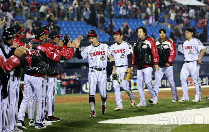 [서울=뉴시스] 조성우 기자 = 1일 오후 서울 송파구 잠실야구장에서 열린 2026 KBO리그 KIA 타이거즈와 LG 트윈스의 경기, LG 선수들이 KIA에 7-2 승리를 거둔 뒤 기쁨을 나누고 있다. 2026.04.01. xconfind@newsis.com