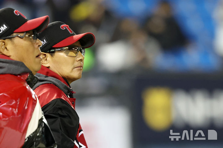 [서울=뉴시스] 조성우 기자 = 1일 오후 서울 송파구 잠실야구장에서 열린 2026 KBO리그 KIA 타이거즈와 LG 트윈스의 경기, LG 염경엽 감독이 KIA에 7-2 승리를 거둔 뒤 선수들을 맞이하기 위해 기다리고 있다. 2026.04.01. xconfind@newsis.com