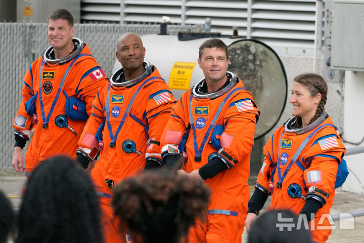 [플로리다=AP/뉴시스] 미 항공우주국(NASA)의 유인 달 궤도 탐사 임무인 아르테미스 2호 우주비행사인 캐나다 우주국 소속 우주비행사 제레미 한센(왼쪽부터), 조종사 빅터 글로버, 사령관 리드 와이즈먼, 임무 전문가 크리스티나 코흐가 1일(현지 시간) 미국 플로리다주 케네디 우주센터 39B 발사대로 향하고 있다. 2026.04.02.