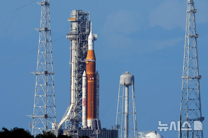[플로리다=AP/뉴시스] 미 항공우주국(NASA)의 유인 달 궤도 탐사 임무인 아르테미스 2호가 1일(현지 시간) 미국 플로리다주 케네디 우주센터 39B 발사대에 기립해 있다. 2026.04.02.