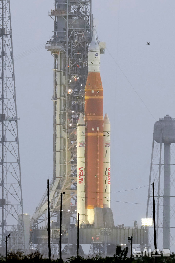 [플로리다=AP/뉴시스] 미 항공우주국(NASA)의 유인 달 궤도 탐사 임무인 아르테미스 2호가 1일(현지 시간) 미국 플로리다주 케네디 우주센터 39B 발사대에 기립해 있다. 2026.04.02.