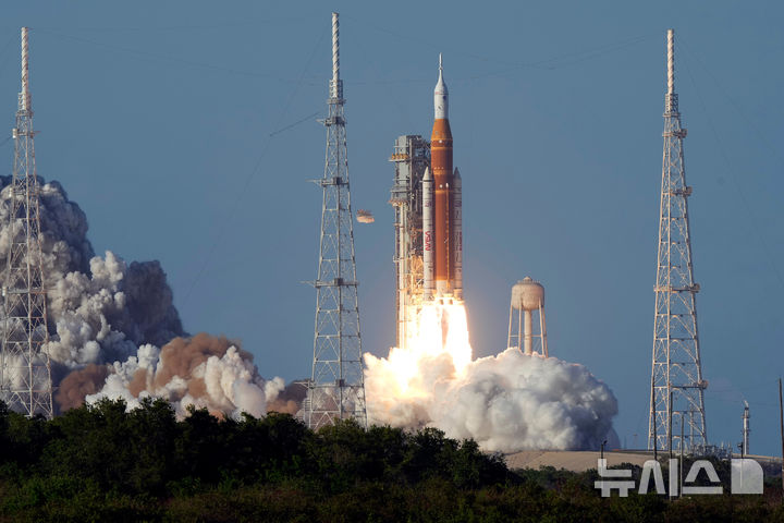 [플로리다=AP/뉴시스] 미 항공우주국(NASA)의 유인 달 궤도 탐사 임무인 아르테미스 2호가 1일(현지 시간) 미국 플로리다주 케네디 우주센터 39B 발사대에서 발사되고 있다. 2026.04.02.