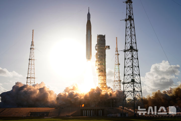 [플로리다=AP/뉴시스] 미 항공우주국(NASA)의 유인 달 궤도 탐사 임무인 아르테미스 2호가 1일(현지 시간) 미국 플로리다주 케네디 우주센터 39B 발사대에서 발사되고 있다. 2026.04.02.