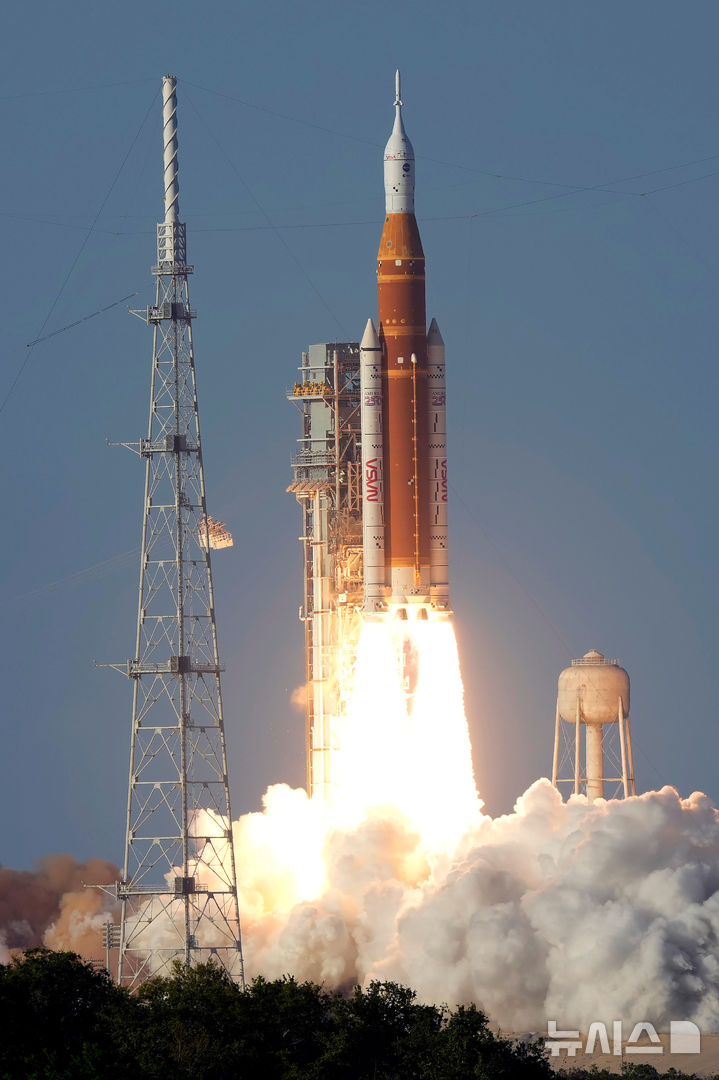 [플로리다=AP/뉴시스] 미 항공우주국(NASA)의 유인 달 궤도 탐사 임무인 아르테미스 2호가 1일(현지 시간) 미국 플로리다주 케네디 우주센터 39B 발사대에서 발사되고 있다. 2026.04.02.