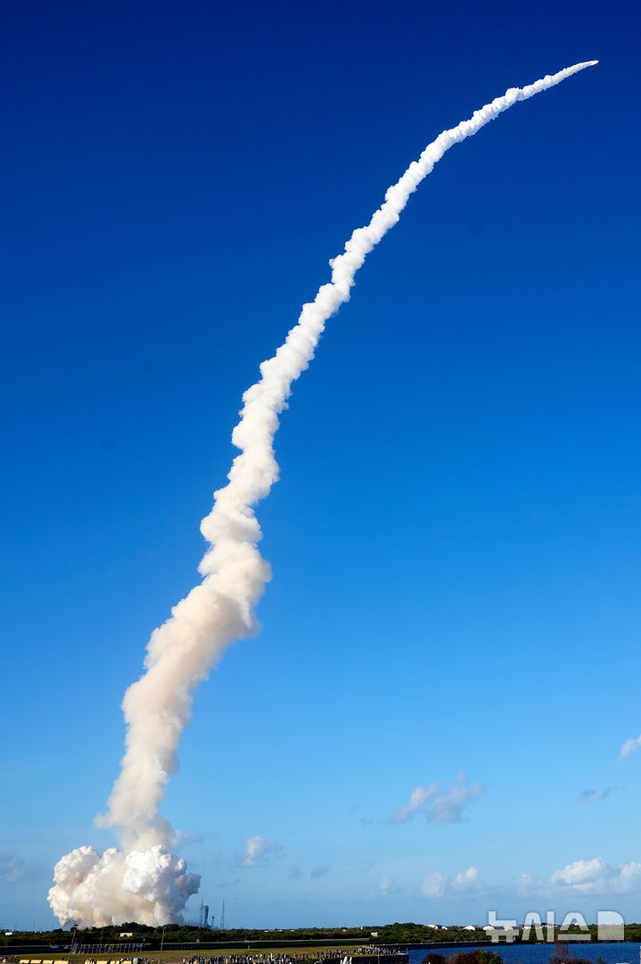 [플로리다=AP/뉴시스] 미 항공우주국(NASA)의 유인 달 궤도 탐사 임무인 아르테미스 2호가 1일(현지 시간) 미국 플로리다주 케네디 우주센터 39B 발사대에서 발사되고 있다. 2026.04.02.