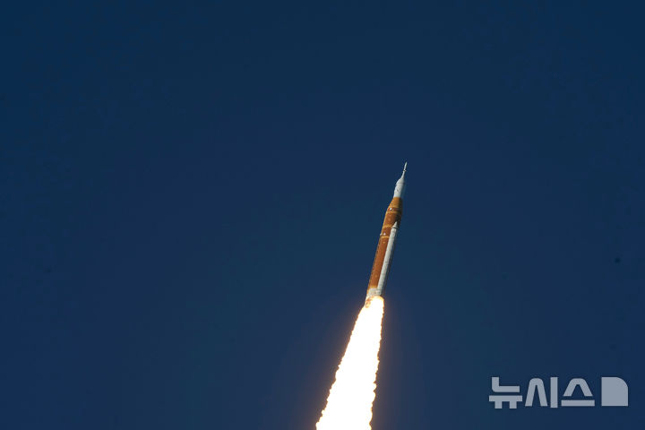 [플로리다=AP/뉴시스] 미 항공우주국(NASA)의 유인 달 궤도 탐사 임무인 아르테미스 2호가 1일(현지 시간) 미국 플로리다주 케네디 우주센터 39B 발사대에서 발사되고 있다. 2026.04.02.