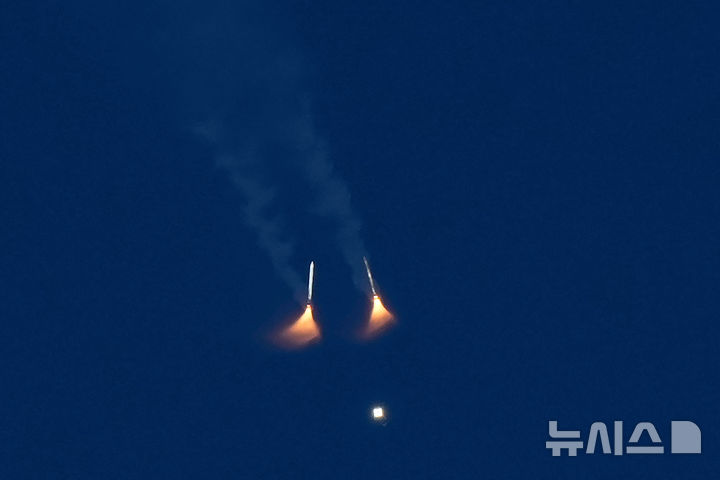 [플로리다=AP/뉴시스] 미 항공우주국(NASA)의 유인 달 궤도 탐사 임무인 아르테미스 2호가 1일(현지 시간) 미국 플로리다주 케네디 우주센터 39B 발사대에서 발사되고 있다. 2026.04.02.