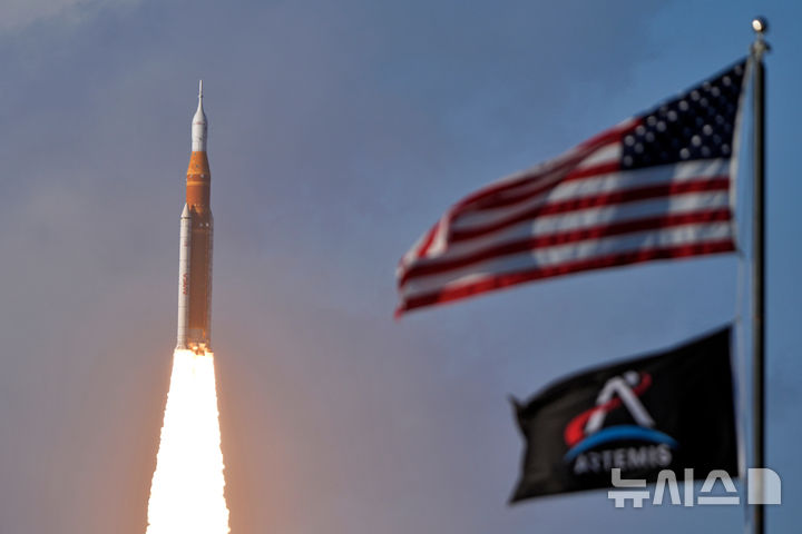 [플로리다=AP/뉴시스] 미 항공우주국(NASA)의 유인 달 궤도 탐사 임무인 아르테미스 2호가 1일(현지 시간) 미국 플로리다주 케네디 우주센터 39B 발사대에서 발사되고 있다. 2026.04.02.